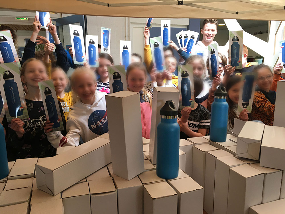 Openbare basisschool de Vlieten - ontvangt 220 Blue Bottle's.