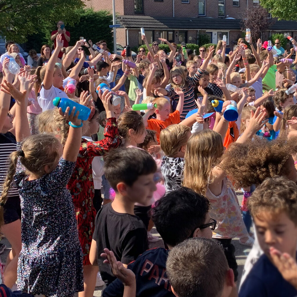 Kids die plastic flessen weggooien